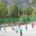 Un tournoi de volleyball, pendant un séjour d'été de la Colonie de La Fouly