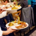 Un repas de fête avec service sur assiette au Grand-Hôtel du Val Ferret, La Fouly, Suisse