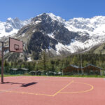 Le terrain de basket du Grand-Hôtel du Val Ferret, face au glacier de l'A Neuve et au Mont Dolent, à La Fouly, en Suisse