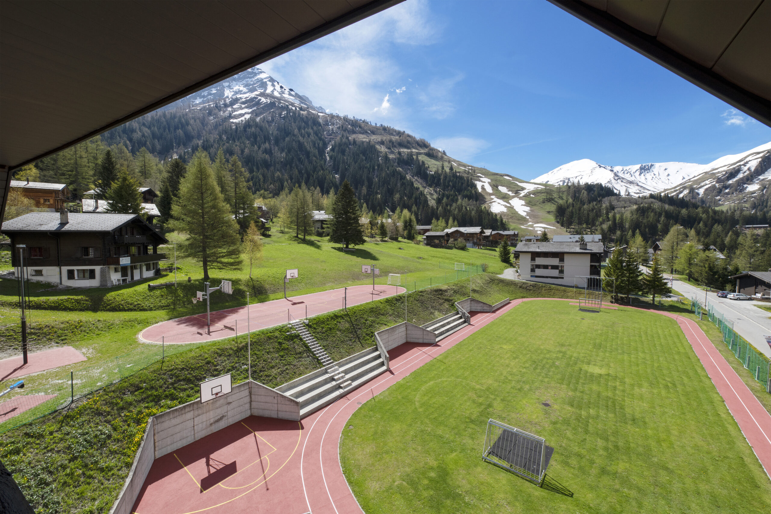 Les terrains extérieurs du Grand-Hôtel du Val Ferret, à La Fouly, en Suisse