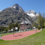 Le terrain de basket du Grand-Hôtel du Val Ferret, à La Fouly, en Suisse
