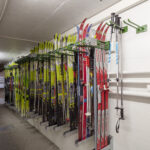 Les skis de fond en location au Grand-Hôtel du Val Ferret, à La Fouly, en Suisse